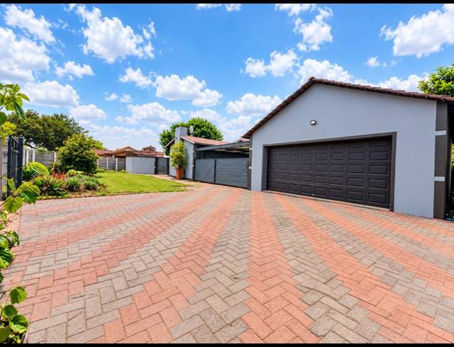 3 BEDROOM HOUSE FOR SALE IN VANDERBIJLPARK CE 3